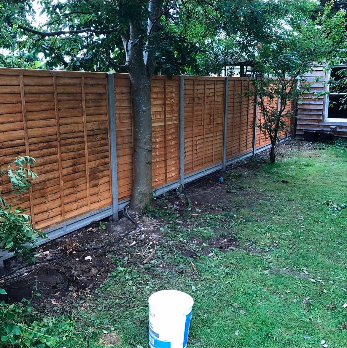 Lap-panel fence with concrete posts (2)